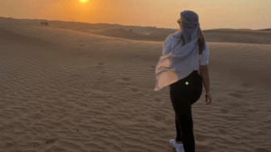 אישה הולכת במדבר